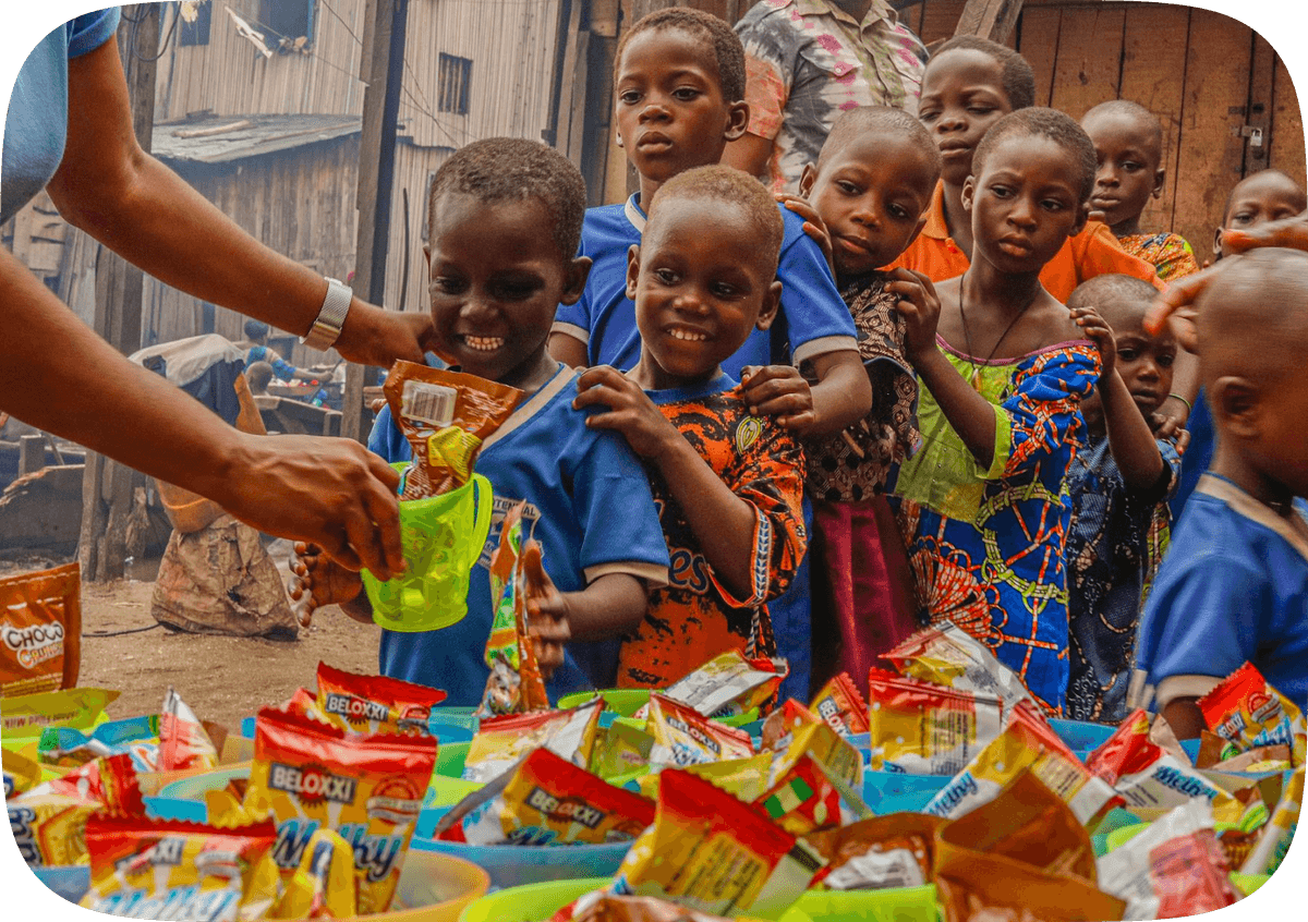 أطفال يتلقون مساعدة